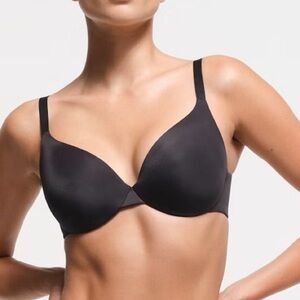 32D SKIMS SMOOTHING INTIMATES
FULL COVERAGE BRA 32DD New without tags